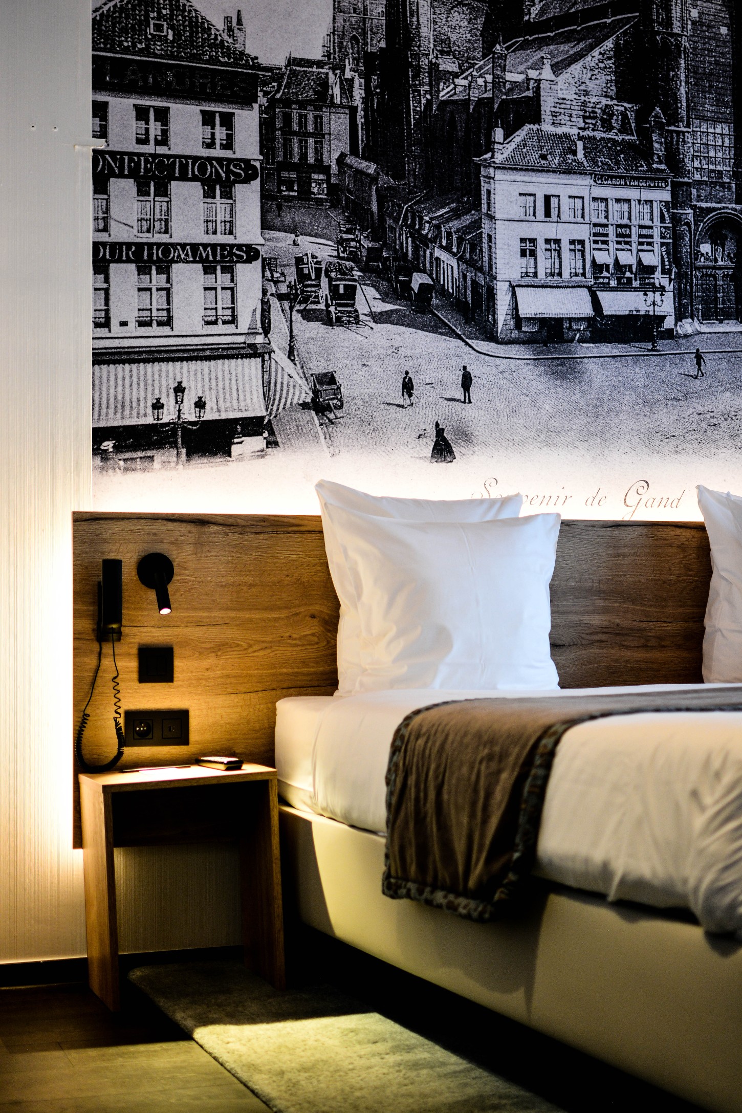 Luxe kamer met houten hoofdeinde en zwart-wit straatfotografie